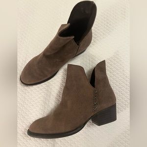 Women’s Musse and Cloud Brown Ankle Booties Size 7.5